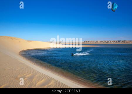 Marokko, Westsahara, Dakhla, Kitesurfer an der Lagune, zwischen der Weißen Düne und den Wüstenbergen Stockfoto