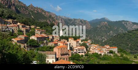 Frankreich, Corse du Sud, D 84, regionaler Naturpark, Ota, Panoramablick auf das Dorf Stockfoto