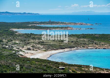 Frankreich, Corse du Sud, Monacia d'Aullene, die Spitze von Caniscione und der genuesische Turm von Olmeto, weit vor der Küste Sardiniens Stockfoto
