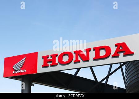 Villefranche, Frankreich - 24. Mai 2020: Honda Logo auf einem Gebäude. Honda ist ein japanischer öffentlicher multinationaler Konzern Stockfoto