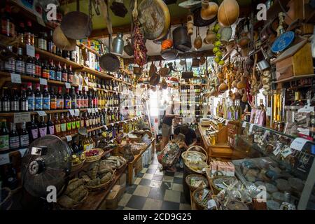 Frankreich, Haute Corse, Corte, Straße des alten Innenmarktes des ältesten Lebensmittelgeschäftes in der Stadt, Ghionga Essen, bietet korsische Spezialitäten Stockfoto