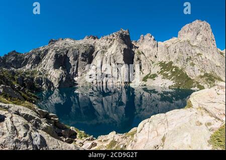 Frankreich, Haute Corse, Corte, Restonica Valley, regionaler Naturpark mit Blick auf den Capitello See und die Spitze von 7 Seen Stockfoto