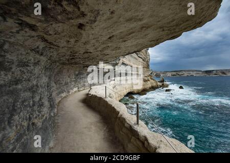 Frankreich, Corse du Sud, Bonifacio, von innen die Zitadelle, geht die Klippe hinunter, die Treppe des Königs von Aragon zu einem Vorsprung, der zu einer Quelle führte Stockfoto