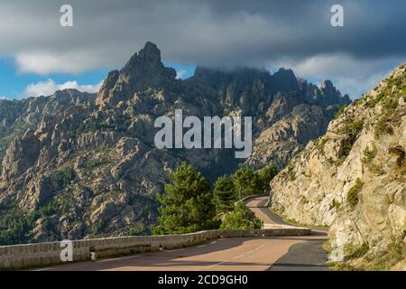 Frankreich, Corse du Sud, Alta Rocca, Bavella Pass, die steile Zufahrtsstraße auf der Seite von Zonza und der punta de l'Acellu Stockfoto