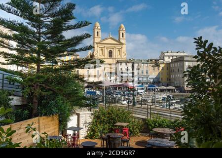 Frankreich, Haute Corse, Bastia, am alten Hafen eine Restaurantterrasse mit Blick auf die kirche saint Jean Baptiste Stockfoto