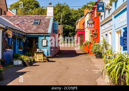 Dingle, Irland, Aug 2018 Bunte Gebäude, Pubs, Geschäfte und Restaurants rund um die Küstenstadt Dingle in der Grafschaft Kerry Stockfoto