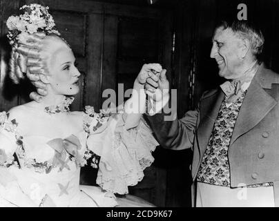 Marion Davies, William Randolph Hearst, besuchen eine Geburtstagstracht Party, 1938 Aktenzeichen # 34000-318THA Stockfoto