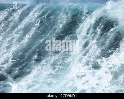 Eine Welle, die im Mittelatlantik aufwog und zusammenbricht Stockfoto