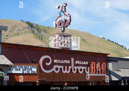 JACKSON HOLE, WY – 1. AUGUST 2020 – Blick auf die Million Dollar Cowboy Bar, eine westliche Saloon Bar in Jackson Hole, Wyoming, USA. Stockfoto