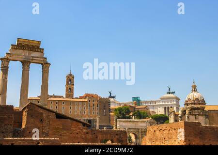 Detailansicht auf die Details des Forum Romanum in Rom, Italien, an einem sonnigen Tag. Stockfoto