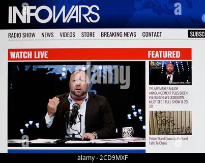 Ein Computer-Screenshot der amerikanischen rechtsextremen InfoWars-Website, die von dem politischen Extremisten und Verschwörungstheoretiker Alex Jones gehostet wird. Stockfoto