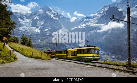 Lauterbrunnen, Berner Oberland, Schweiz - 3. August 2019 : Zugreise zum Bahnhof Wengernalp. Mönch und Jungfraujoch im Backgro Stockfoto