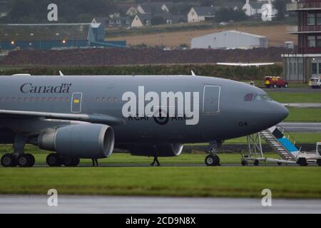 Prestwick, Schottland, Großbritannien. August 2020. Im Bild: Ein Airbus A310 der kanadischen Luftwaffe landet auf dem Prestwick Airport und die Crew sieht, wie sie von der Scheibe abfährt und auf dem Asphalt in einen Transferbus einfährt. Quelle: Colin Fisher/Alamy Live News Stockfoto