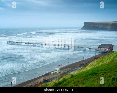 Saltburn am Meer Blick von der Klippe über dem pier mit schlechtem Wetter und rauem Meer auf einem späten Sommer Tag Stockfoto