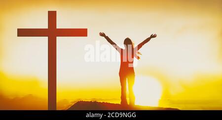 Ostern Christian Kreuz Frau lobt den Herrn mit den Händen in Sonnenuntergang auferweckt Fackel leuchten draußen. Gottesdienst am Sonntag Stockfoto