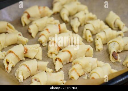 Ungekochte Kifli-Kekse, gefüllt mit Marmelade auf Pergamentpapier Stockfoto