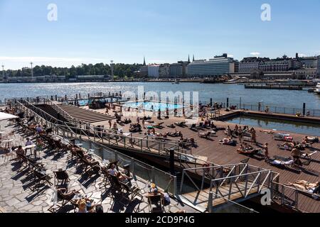 Allas Café & Terrace und schwimmende Poolterrasse Allas Sea Pool in Helsinki, Finnland Stockfoto