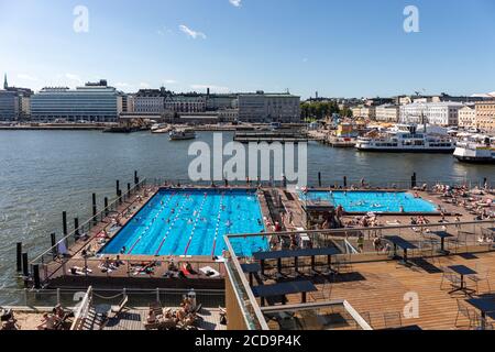 Allas Café & Terrasse mit schwimmendem Pooldeck des Allas Sea Pools in Helsinki, Finnland Stockfoto