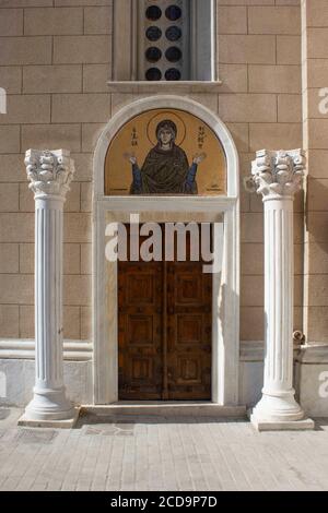ATHEN, GRIECHENLAND - AUGUST 13 2016: Details einer Tür der Kathedrale von Athen, Griechenland Stockfoto