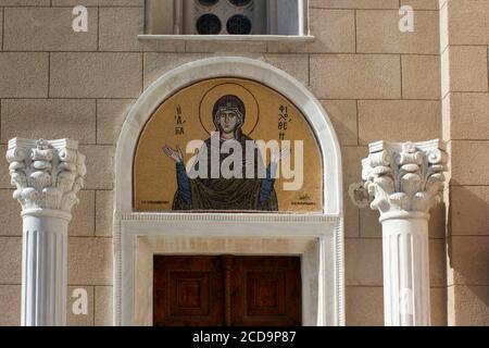 ATHEN, GRIECHENLAND - AUGUST 13 2016: Details einer Tür der Kathedrale von Athen, Griechenland Stockfoto