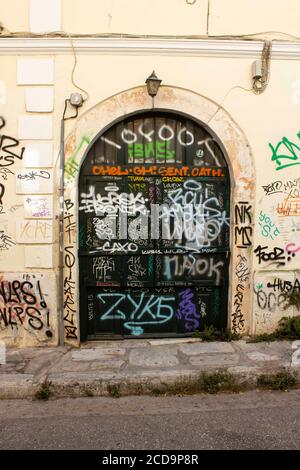 ATHEN, GRIECHENLAND - AUGUST 13 2016: Portal in Athen voller Graffiti Stockfoto