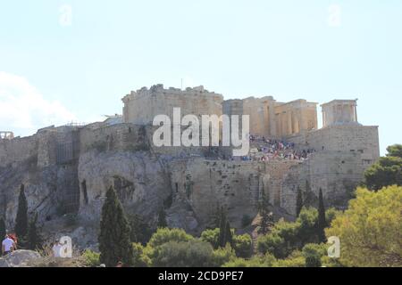ATHEN, GRIECHENLAND - AUGUST 13 2016: Blick von unten auf die Akropolis von Athen Stockfoto