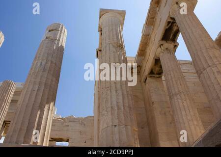 ATHEN, GRIECHENLAND - AUGUST 13 2016: Propylaea Ruinen in der Akropolis von Athen Stockfoto