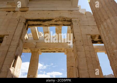 ATHEN, GRIECHENLAND - AUGUST 13 2016: Propylaea Ruinen in der Akropolis von Athen Stockfoto