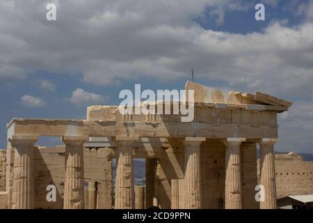 ATHEN, GRIECHENLAND - AUGUST 13 2016: Propylaea Ruinen in der Akropolis von Athen Stockfoto
