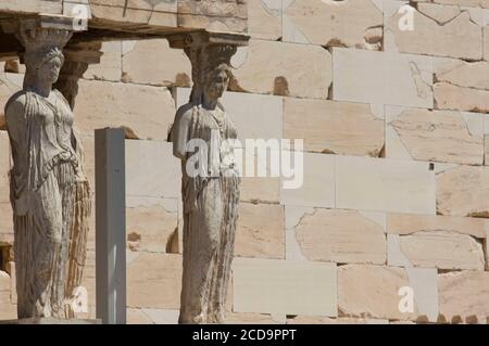 ATHEN, GRIECHENLAND - AUGUST 13 2016: ArchitekturNahaufnahme der Akropolis-Karyatiden Athens Stockfoto