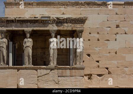 ATHEN, GRIECHENLAND - AUGUST 13 2016: ArchitekturNahaufnahme der Akropolis-Karyatiden Athens Stockfoto