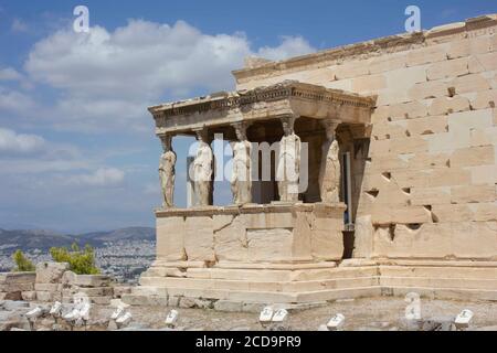 ATHEN, GRIECHENLAND - AUGUST 13 2016: Die berühmten Karyatiden in Athen, mit Blick auf die Stadt Stockfoto