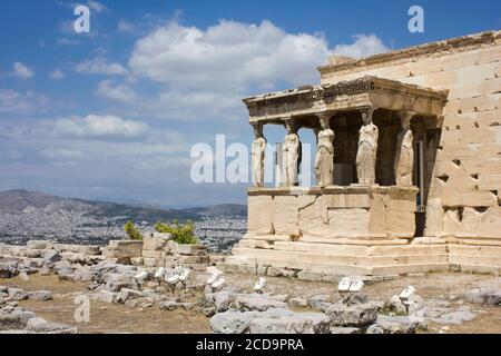 ATHEN, GRIECHENLAND - AUGUST 13 2016: Die berühmten Karyatiden in Athen, mit Blick auf die Stadt Stockfoto