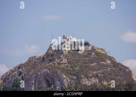 ATHEN, GRIECHENLAND - AUGUST 13 2016: Der Gipfel des lycabettus, von der Akropolis von Athen aus gesehen Stockfoto