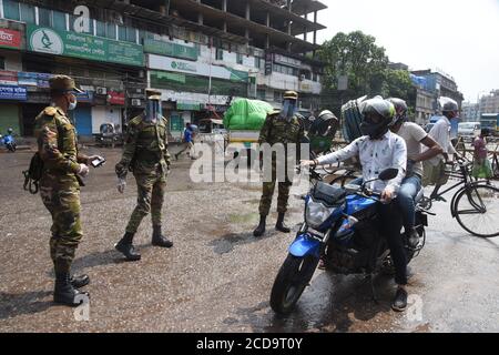 Bangladesh Armee Soldaten bewusst, um allgemeine Menschen für den Aufenthalt zu Hause Während der landesweiten Sperre patrouillieren sie auf den Straßen Als vorbeugende Maßnahme Stockfoto