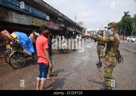 Bangladesh Armee Soldaten bewusst, um allgemeine Menschen für den Aufenthalt zu Hause Während der landesweiten Sperre patrouillieren sie auf den Straßen Als vorbeugende Maßnahme Stockfoto