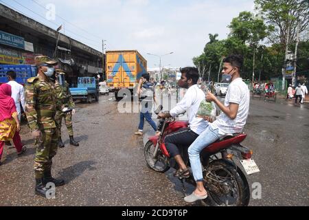 Bangladesh Armee Soldaten bewusst, um allgemeine Menschen für den Aufenthalt zu Hause Während der landesweiten Sperre patrouillieren sie auf den Straßen Als vorbeugende Maßnahme Stockfoto