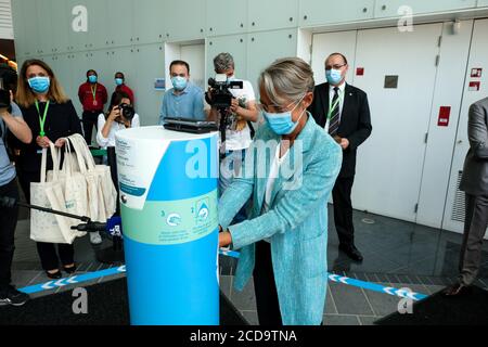 Paris, Frankreich. August 2020. Elisabeth Borne, Ministerin für Arbeit, Beschäftigung und Integration, wird bei ihrem Besuch im ENGIE-Hauptquartier mit einer Maske bei der Benutzung der Desinfektionsmaschine gesehen, um sich mit den sanitären Regeln und Maßnahmen gegen Covid-19 vertraut zu machen. Auf Empfehlung des Wissenschaftlichen Rates hat die Regierung erklärt, dass Masken ab dem 1. September in den Betrieben obligatorisch sein werden. Kredit: SOPA Images Limited/Alamy Live Nachrichten Stockfoto