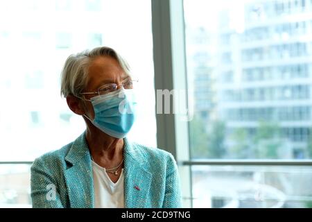 Paris, Frankreich. August 2020. Elisabeth Borne, Ministerin für Arbeit, Beschäftigung und Integration, wird bei ihrem Besuch im ENGIE-Hauptquartier mit einer Gesichtsmask gesehen, um sich über ihre sanitären Regeln und Maßnahmen gegen Covid-19 zu informieren. Auf Empfehlung des Wissenschaftlichen Rates hat die Regierung erklärt, dass Masken ab dem 1. September an Arbeitsplätzen obligatorisch sein werden. Kredit: SOPA Images Limited/Alamy Live Nachrichten Stockfoto