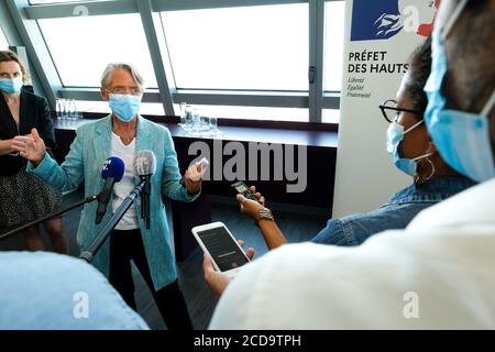 Paris, Frankreich. August 2020. Elisabeth Borne, Ministerin für Arbeit, Beschäftigung und Integration, wird bei ihrem Besuch im ENGIE-Hauptquartier im Gespräch mit der Presse mit einer Gesichtsmask gesehen, um sich über ihre sanitären Regeln und Maßnahmen gegen Covid-19 zu informieren. Auf Empfehlung des Wissenschaftlichen Rates hat die Regierung erklärt, dass Masken ab dem 1. September in den Betrieben obligatorisch sein werden. Kredit: SOPA Images Limited/Alamy Live Nachrichten Stockfoto