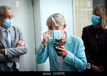 Paris, Frankreich. August 2020. Elisabeth Borne, Ministerin für Arbeit, Beschäftigung und Integration, wird bei ihrem Besuch im ENGIE-Hauptquartier mit einer Gesichtsmask gesehen, um sich über ihre sanitären Regeln und Maßnahmen gegen Covid-19 zu informieren. Auf Empfehlung des Wissenschaftlichen Rates hat die Regierung erklärt, dass Masken ab dem 1. September an Arbeitsplätzen obligatorisch sein werden. Kredit: SOPA Images Limited/Alamy Live Nachrichten Stockfoto