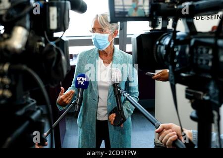 Paris, Frankreich. August 2020. Elisabeth Borne, Ministerin für Arbeit, Beschäftigung und Integration, wird bei ihrem Besuch im ENGIE-Hauptquartier im Gespräch mit der Presse mit einer Gesichtsmask gesehen, um sich über ihre sanitären Regeln und Maßnahmen gegen Covid-19 zu informieren. Auf Empfehlung des Wissenschaftlichen Rates hat die Regierung erklärt, dass Masken ab dem 1. September in den Betrieben obligatorisch sein werden. Kredit: SOPA Images Limited/Alamy Live Nachrichten Stockfoto