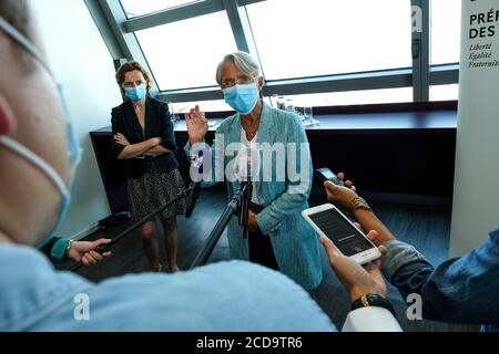 Paris, Frankreich. August 2020. Elisabeth Borne, Ministerin für Arbeit, Beschäftigung und Integration, wird bei ihrem Besuch im ENGIE-Hauptquartier im Gespräch mit der Presse mit einer Gesichtsmask gesehen, um sich über ihre sanitären Regeln und Maßnahmen gegen Covid-19 zu informieren. Auf Empfehlung des Wissenschaftlichen Rates hat die Regierung erklärt, dass Masken ab dem 1. September in den Betrieben obligatorisch sein werden. Kredit: SOPA Images Limited/Alamy Live Nachrichten Stockfoto