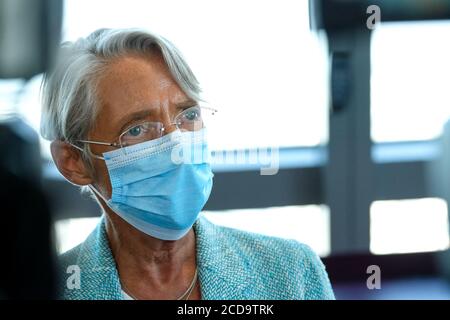 Paris, Frankreich. August 2020. Elisabeth Borne, Ministerin für Arbeit, Beschäftigung und Integration, wird bei ihrem Besuch im ENGIE-Hauptquartier mit einer Gesichtsmask gesehen, um sich über ihre sanitären Regeln und Maßnahmen gegen Covid-19 zu informieren. Auf Empfehlung des Wissenschaftlichen Rates hat die Regierung erklärt, dass Masken ab dem 1. September an Arbeitsplätzen obligatorisch sein werden. Kredit: SOPA Images Limited/Alamy Live Nachrichten Stockfoto