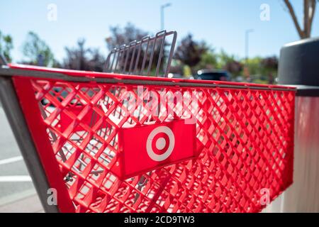 Logo für Einzelhandelsgeschäft Target ist sichtbar auf Warenkorb, Walnut Creek, Kalifornien, 29. Juni 2020. () Stockfoto