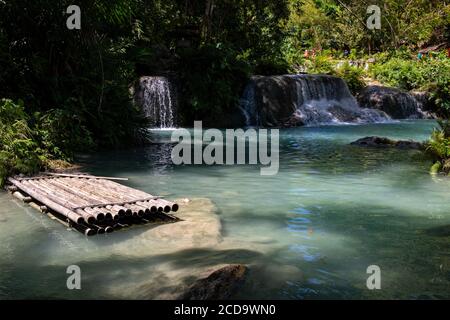 Bambusfloß im See. Tropische Naturlandschaft mit Wasserfall Fluss und Wald. Urwaldsee mit Wasserfall. Süßwasserfloß. Regenwald Park mit Stockfoto