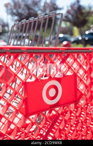 Nahaufnahme des Logos für Einzelhandelsgeschäft Target on Shopping cart, Walnut Creek, Kalifornien, 29. Juni 2020. () Stockfoto