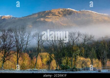 Eine neblige morgendliche Fahrt durch die schottischen Highlands mit Halt an Loch Lubhnaig, Loch Lubhair und Loch Awe. Stockfoto