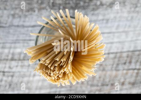 Ungekochte udon-Nudeln. Traditionelle japanische Nudeln. Draufsicht. Stockfoto