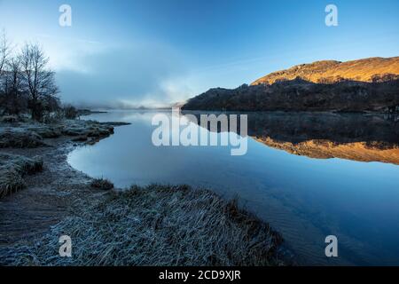 Eine neblige morgendliche Fahrt durch die schottischen Highlands mit Halt an Loch Lubhnaig, Loch Lubhair und Loch Awe. Stockfoto